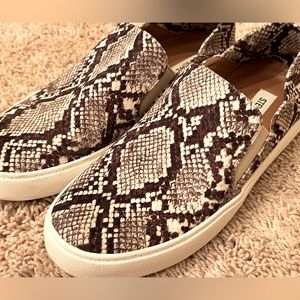Steve madden, stretchy snakeskin pattern, slides size 7 1/2